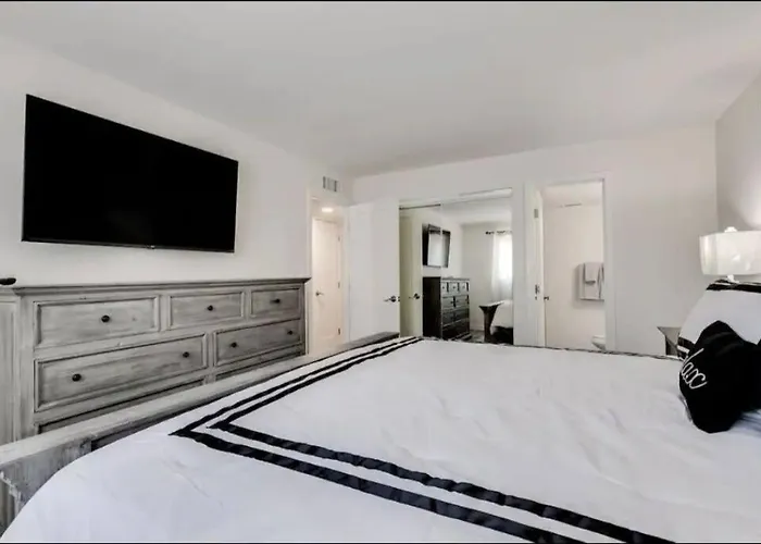 Modern Villa In Old Litchfield