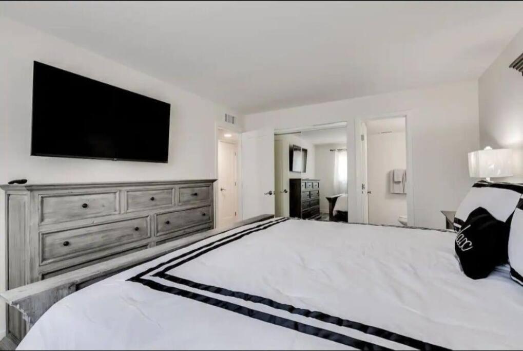 Villa Modern In Old Litchfield